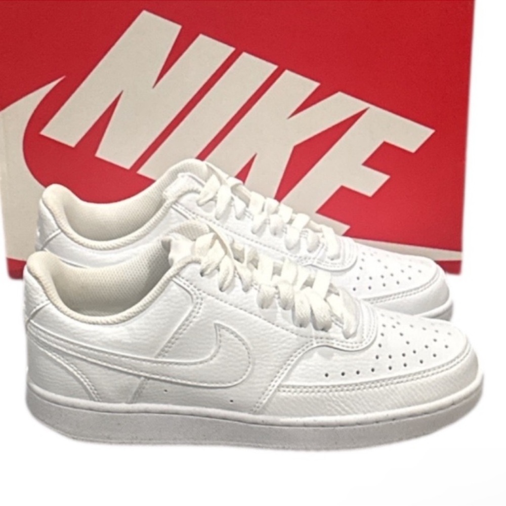 New authentic Nike signature designer sneakers woman's sz 6.5 display